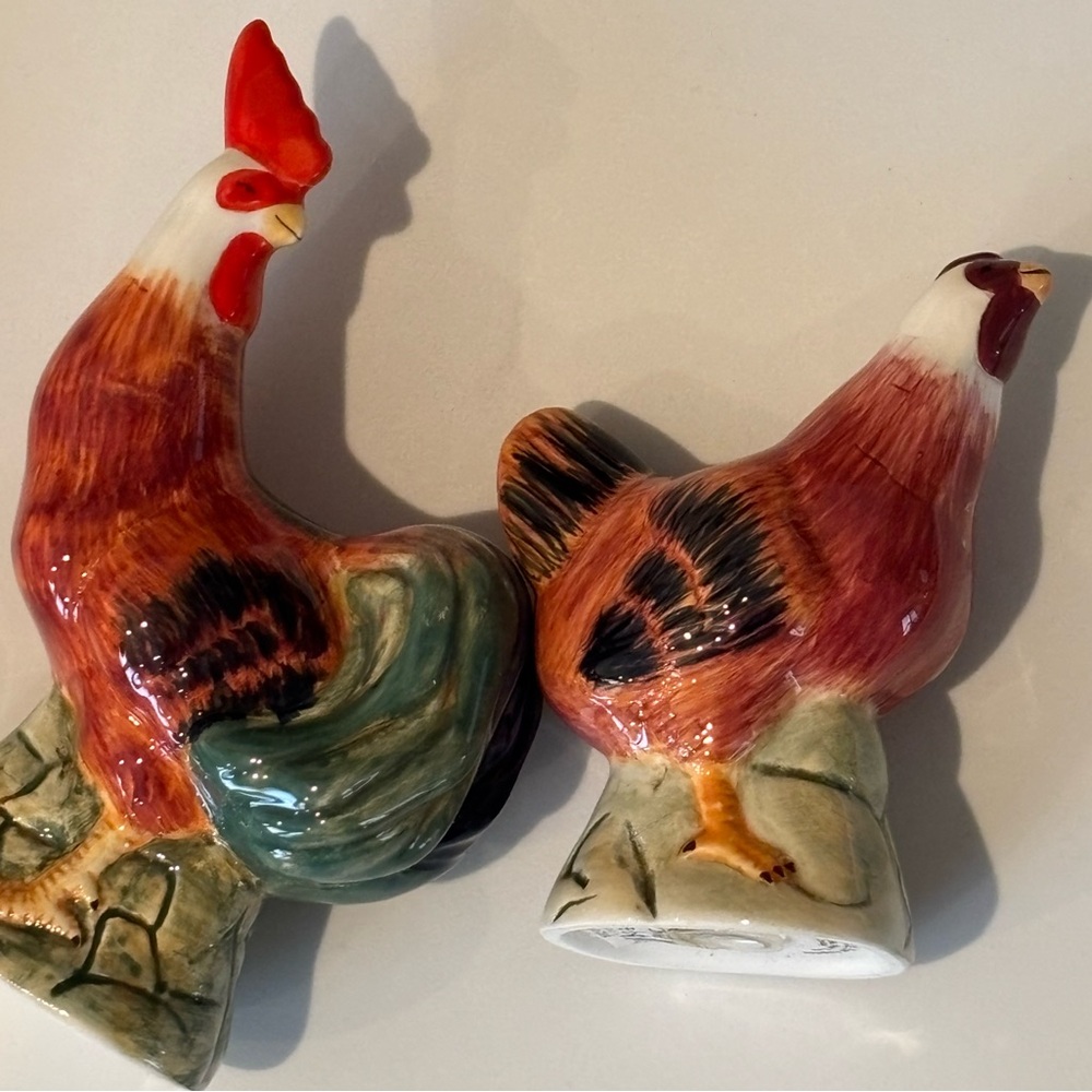 Rooster cotton tea towel 16 1/2” x 27” long.
Rooster & hen salt & pepper